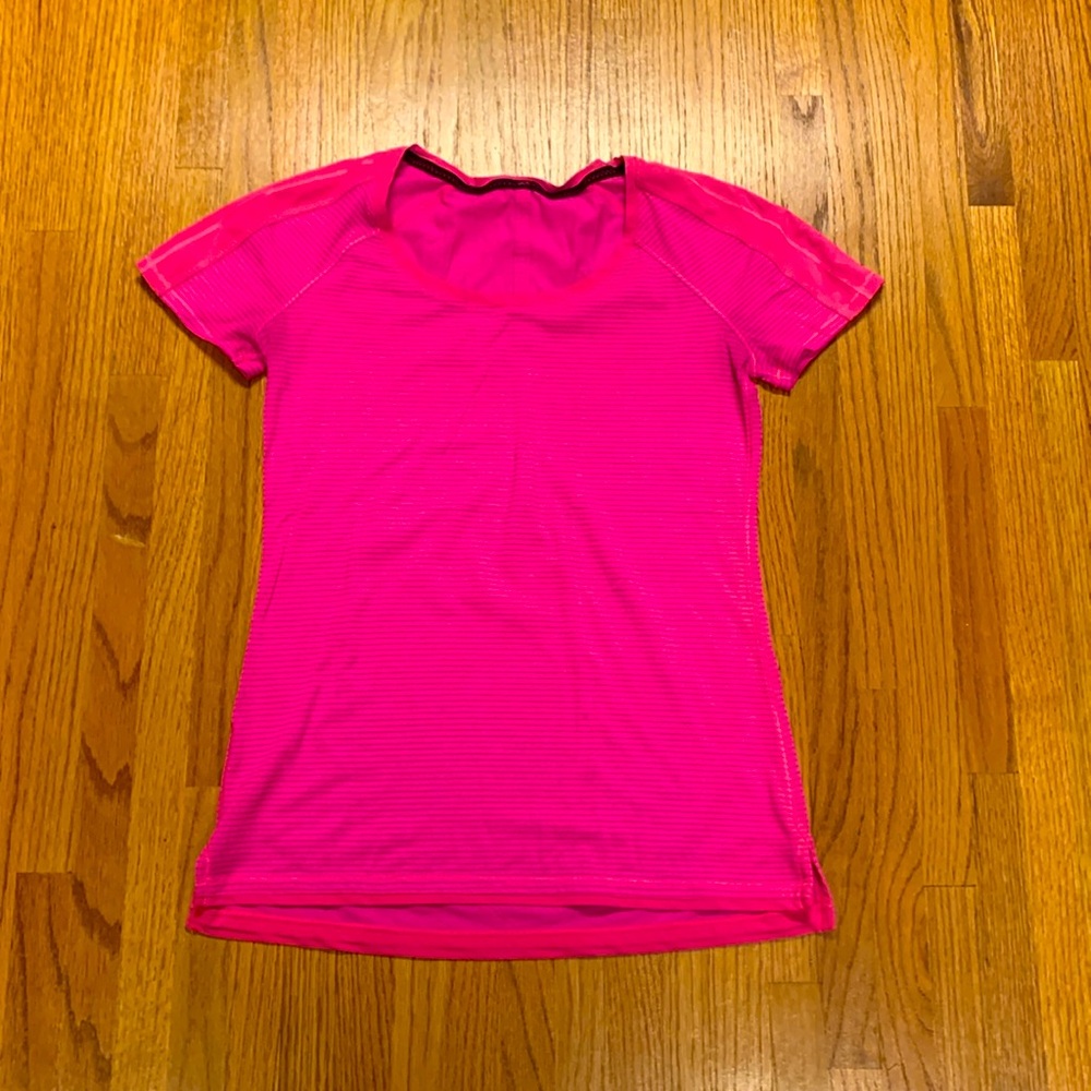 Beautiful hot fuchsia color lululemon top. Size 4.